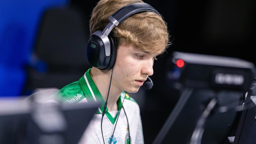 体育官方：曼城宣布续约英国脚 新合同至2026年夏