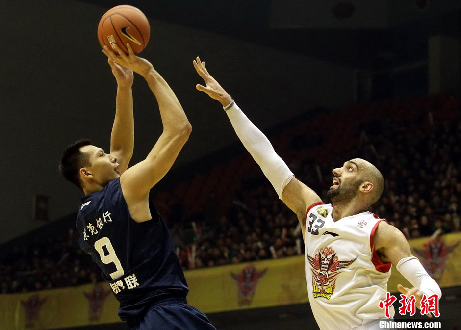 不应该！辽宁某球迷昨日疑似朝裁判怒砸水瓶 随后被安保带走.